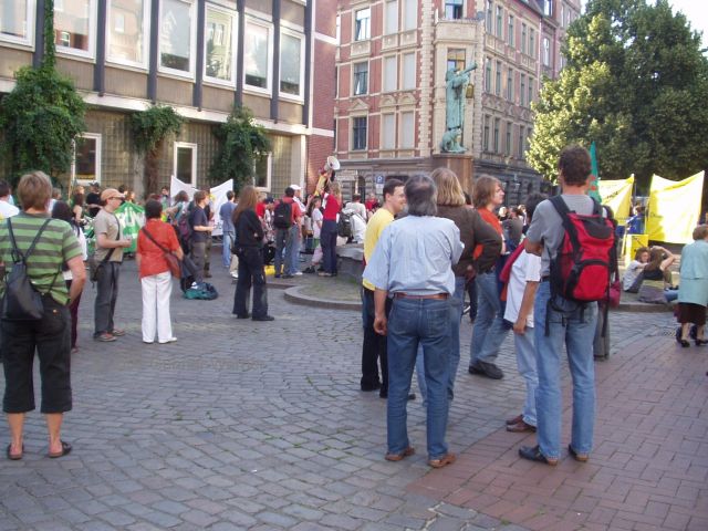 Foto: Ankunft des Demonstrationszuges am Lindener Marktplatz